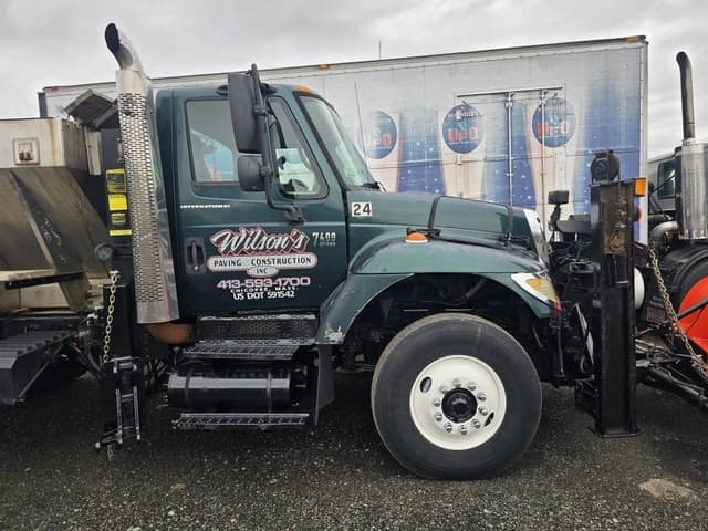 Image of International 7400 equipment image 1