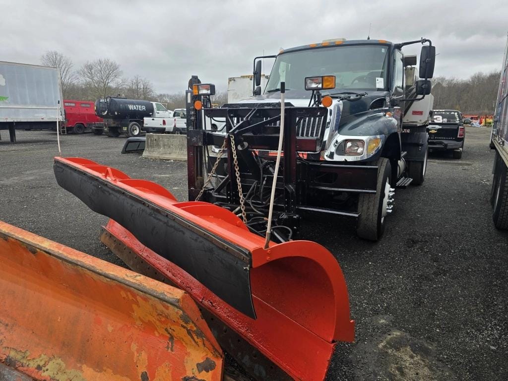 2005 International 7400 Equipment Image0