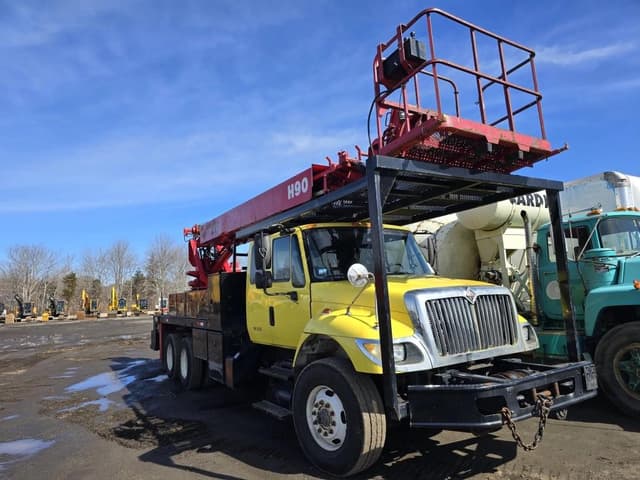 Image of International 7400 equipment image 1