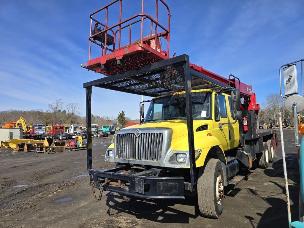2005 International 7400 Equipment Image0