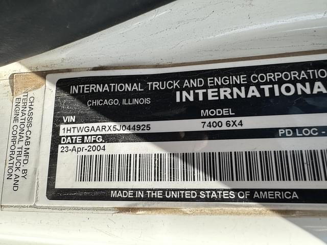 Image of International 7400 equipment image 1