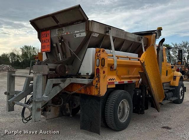 Image of International 7400 equipment image 4