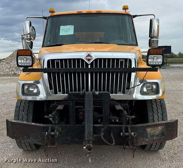 Image of International 7400 equipment image 1
