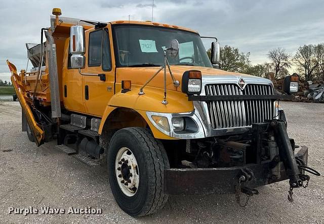 Image of International 7400 equipment image 2
