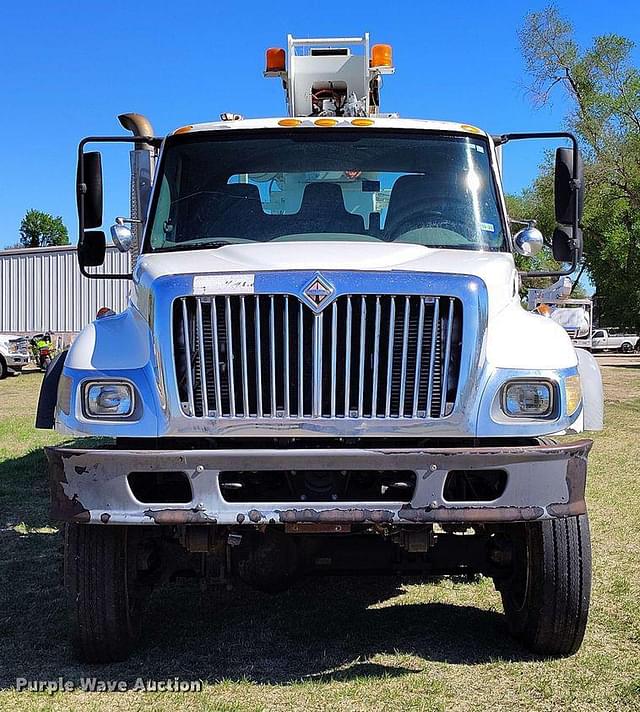 Image of International 7400 equipment image 1