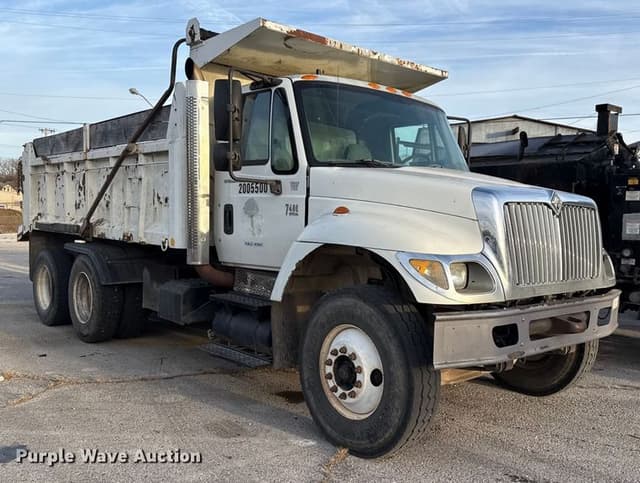 Image of International 7400 equipment image 2