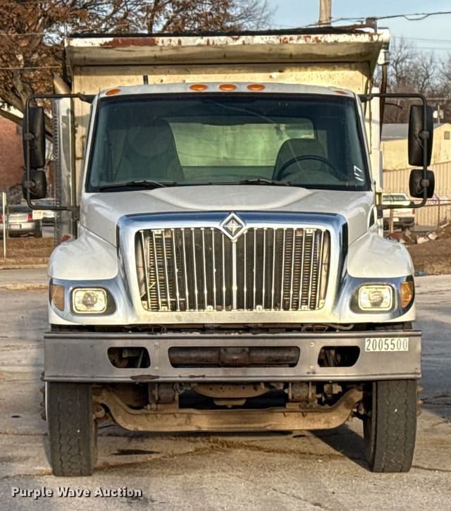 Image of International 7400 equipment image 1