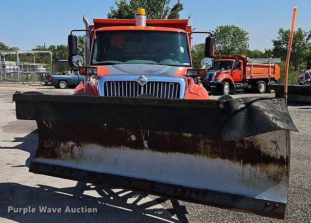 Image of International 7400 equipment image 1