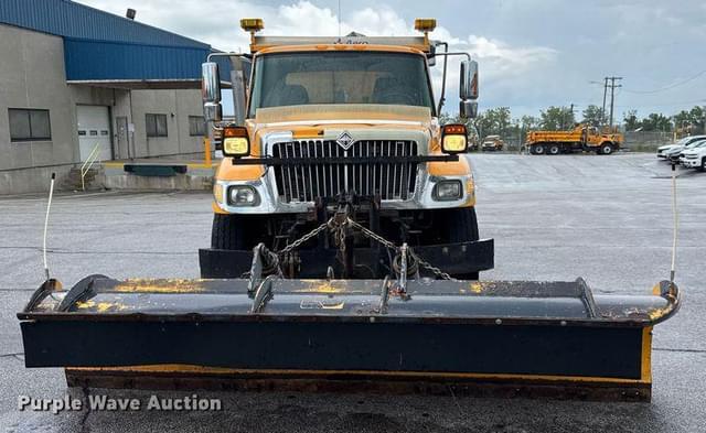 Image of International 7400 equipment image 1