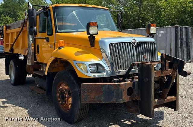Image of International 7400 equipment image 2