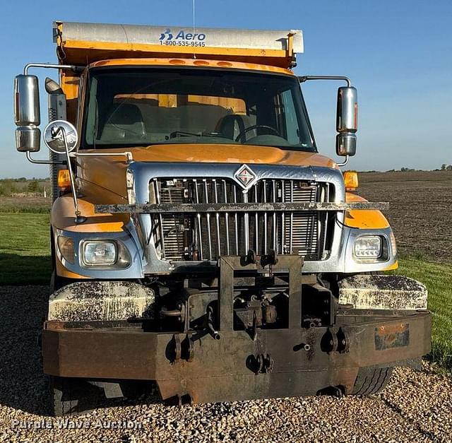 Image of International 7400 equipment image 1