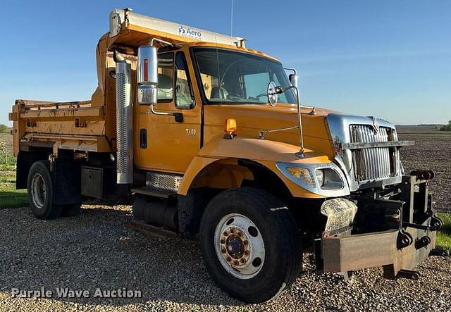 Image of International 7400 equipment image 2