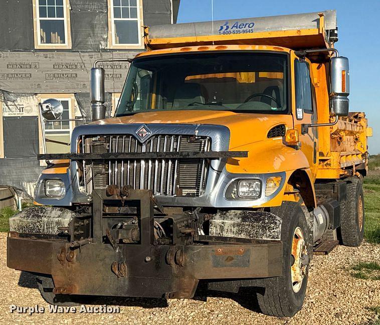 Image of International 7400 Primary image