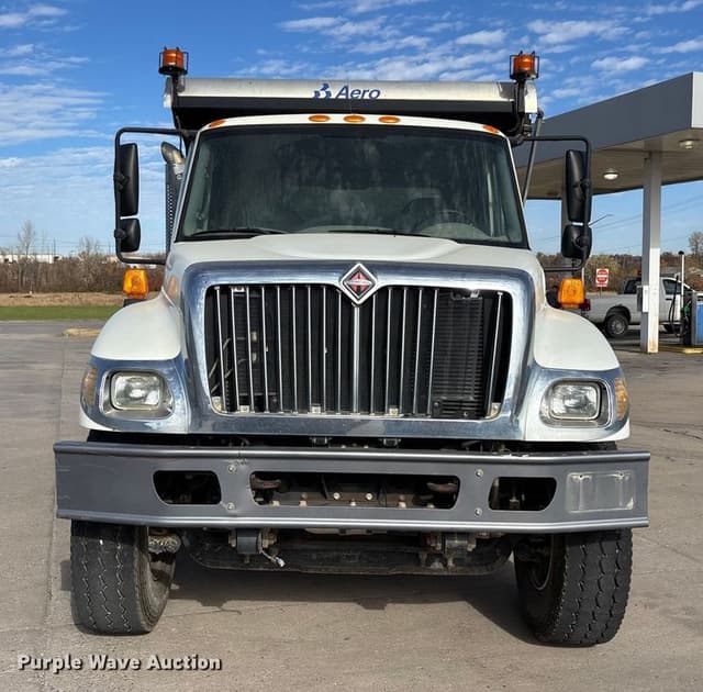 Image of International 7400 equipment image 1