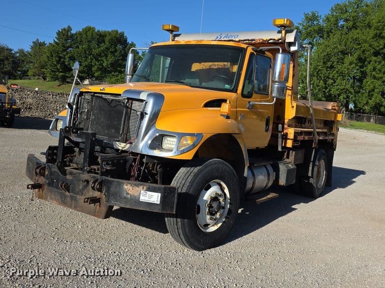Image of International 7400 Primary image