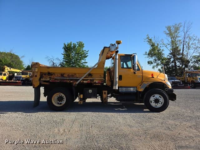 Image of International 7400 equipment image 3