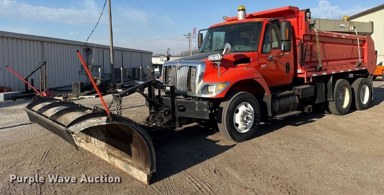 2005 International 7400 Equipment Image0