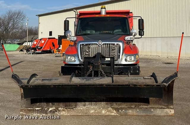 Image of International 7400 equipment image 1