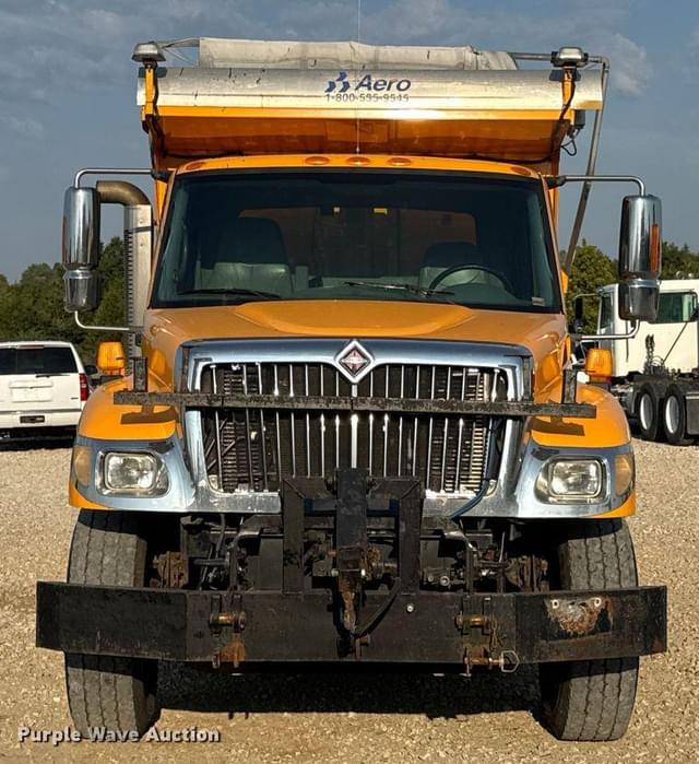 Image of International 7400 equipment image 1