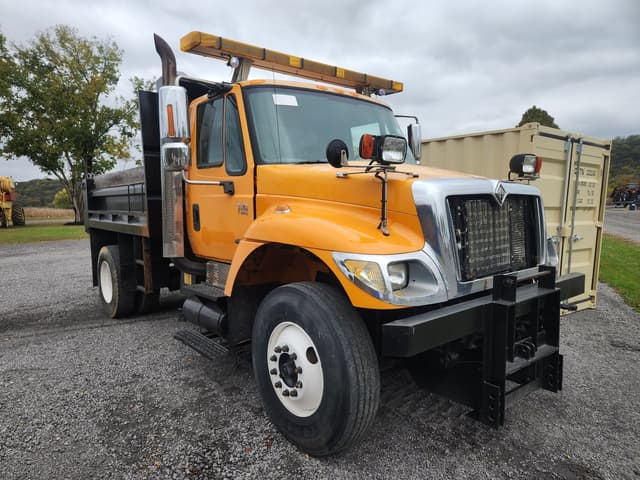 Image of International 7400 equipment image 1