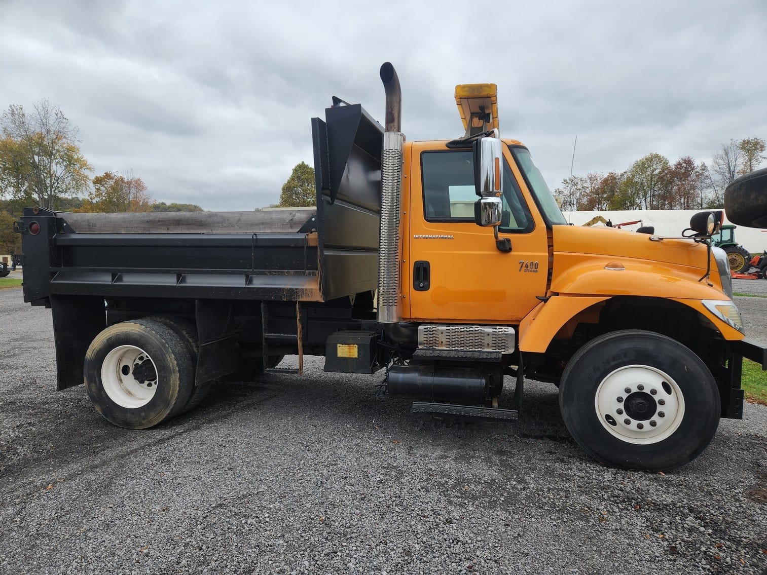 2005 International 7400 Equipment Image0