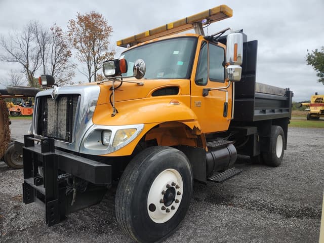 Image of International 7400 equipment image 3