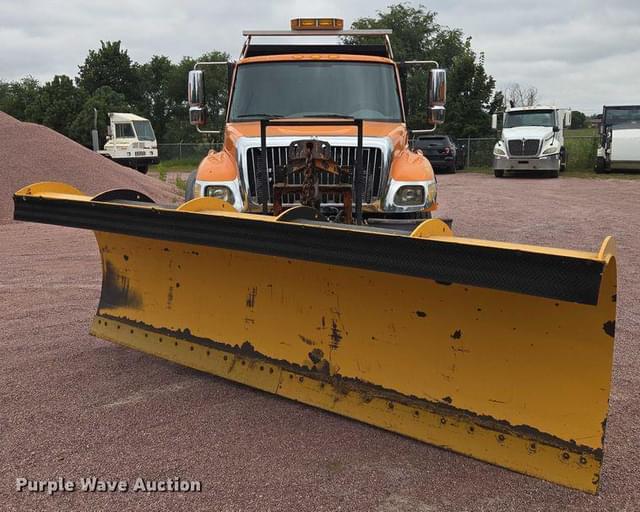 Image of International 7400 equipment image 1