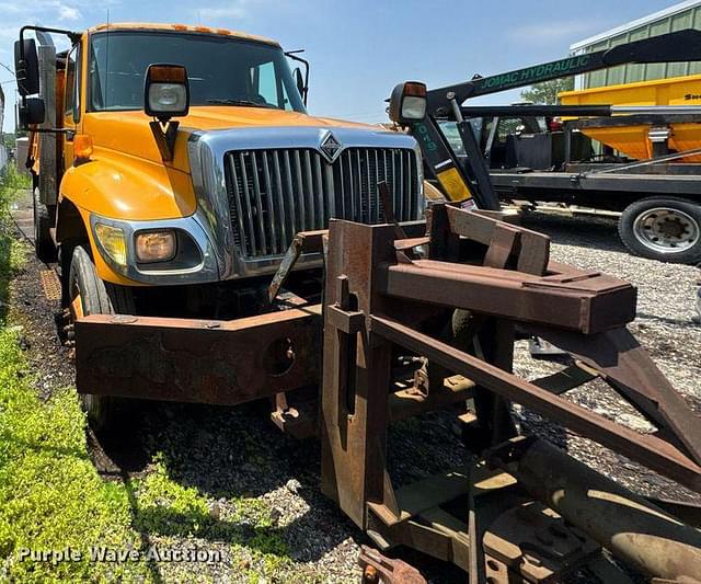 Image of International 7400 equipment image 3