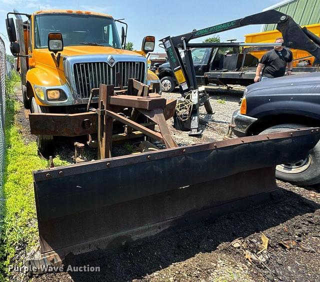 Image of International 7400 equipment image 2