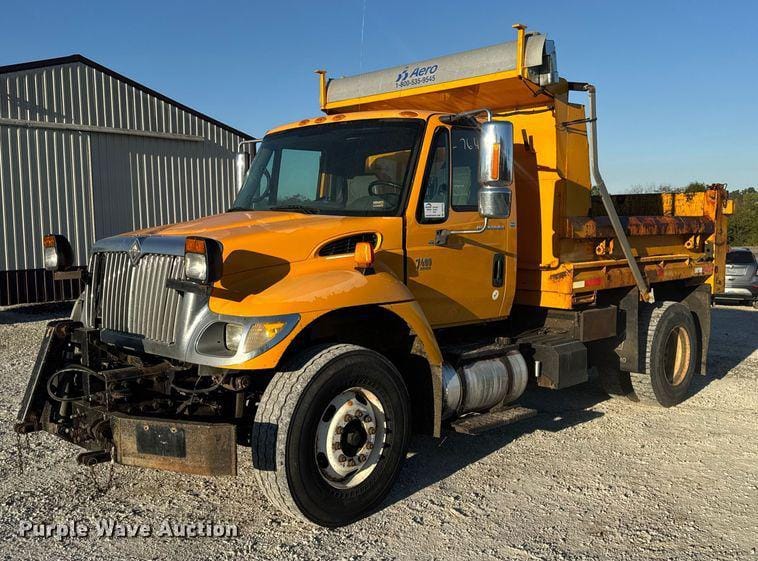 2005 International 7400 Equipment Image0