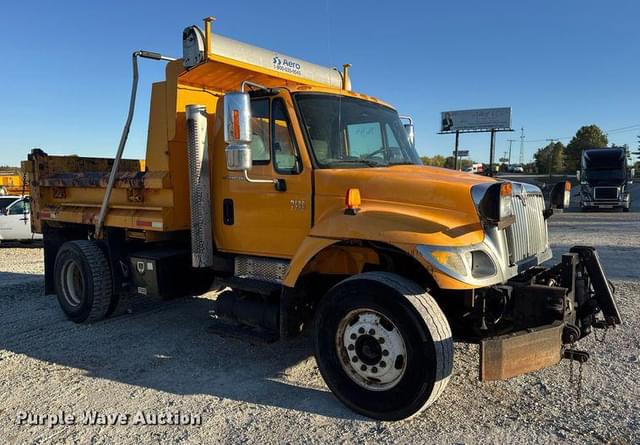 Image of International 7400 equipment image 2