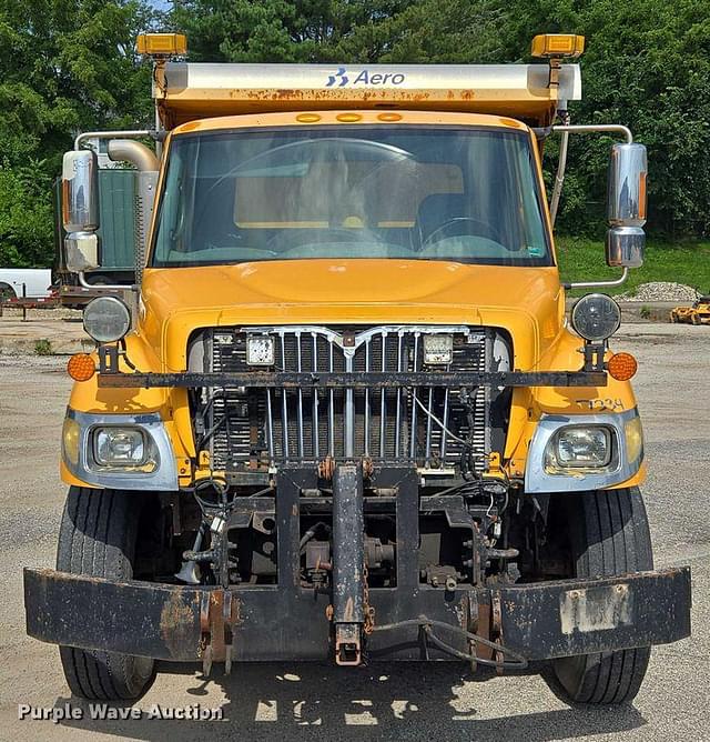 Image of International 7400 equipment image 1