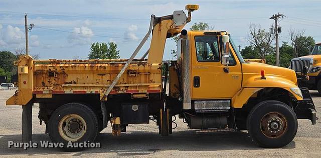 Image of International 7400 equipment image 3