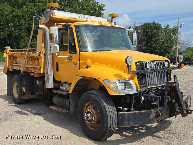 Image of International 7400 equipment image 2