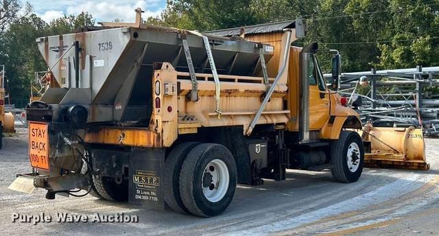 Image of International 7400 equipment image 4