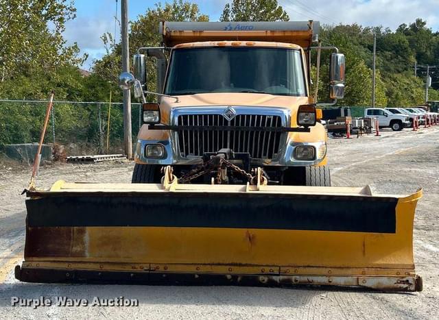 Image of International 7400 equipment image 1