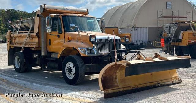 Image of International 7400 equipment image 2