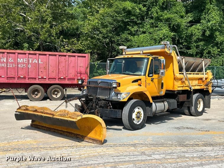 2005 International 7400 Equipment Image0