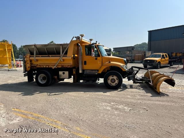Image of International 7400 equipment image 3