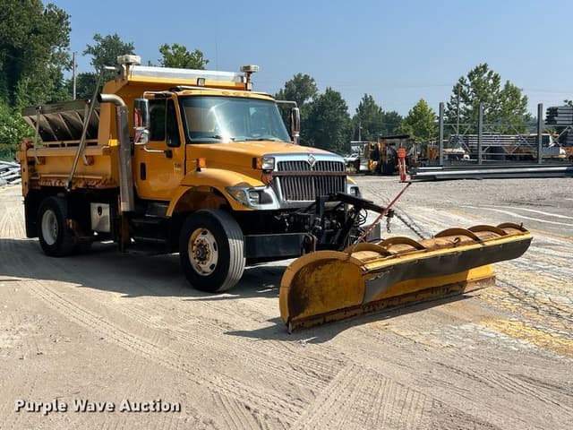 Image of International 7400 equipment image 2