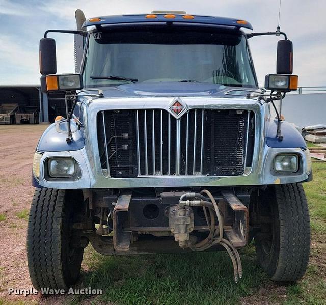 Image of International 7400 equipment image 1