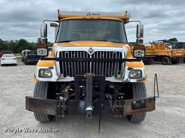 Image of International 7400 equipment image 1