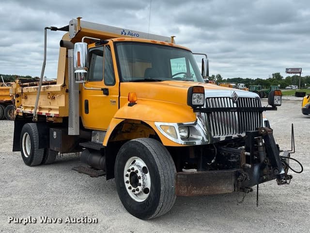 Image of International 7400 equipment image 2