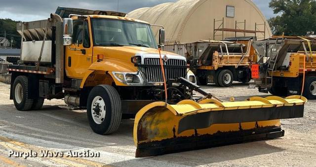 Image of International 7400 equipment image 2