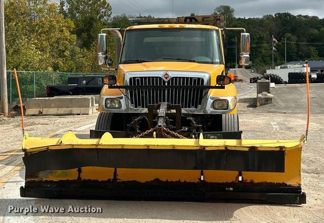 Image of International 7400 equipment image 1