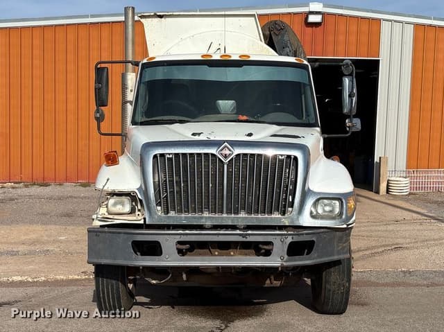 Image of International 7400 equipment image 1