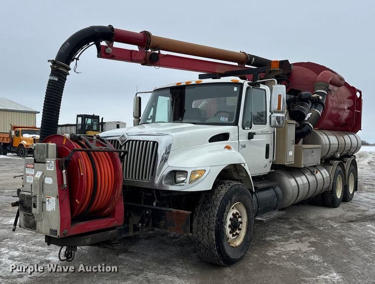 2005 International 7400 Equipment Image0