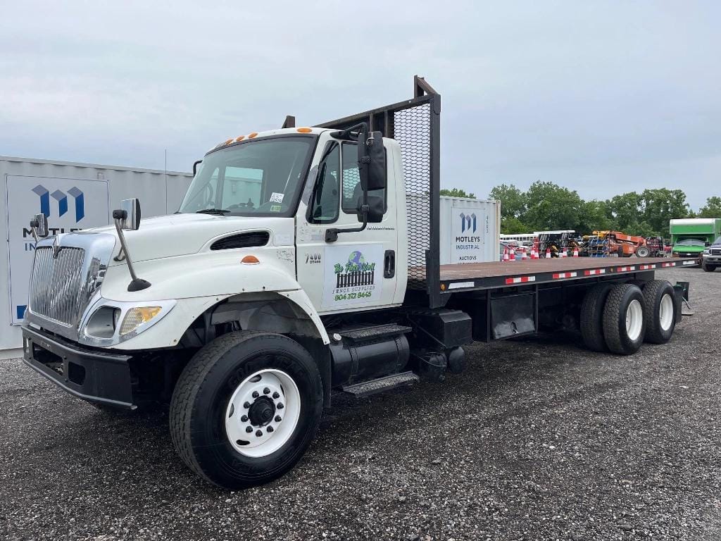 2005 International 7400 Equipment Image0