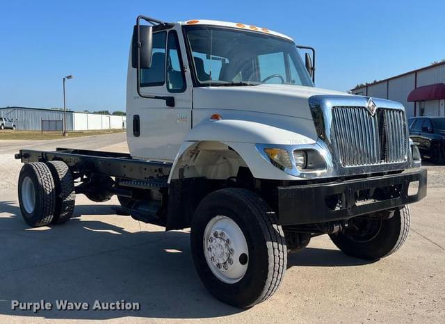 Image of International 7400 equipment image 2