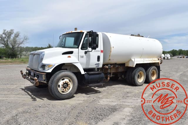 Image of International 7400 equipment image 1